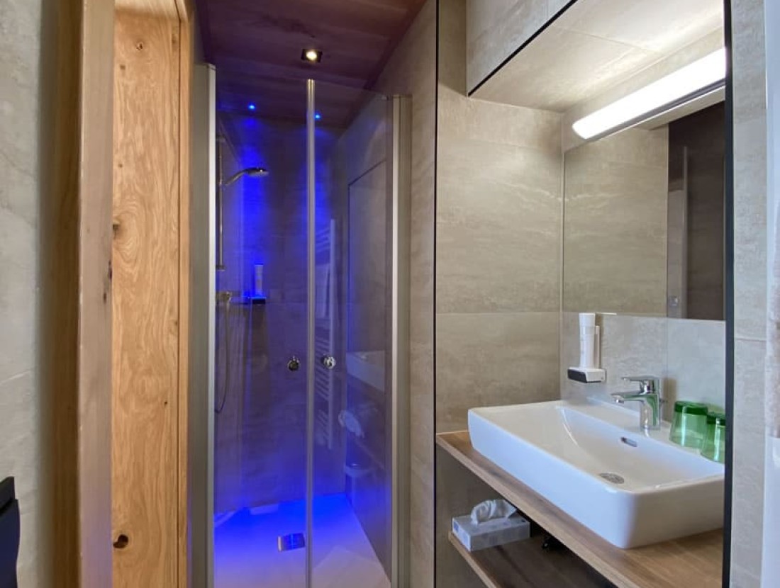 Badezimmer mit Dusche/WC