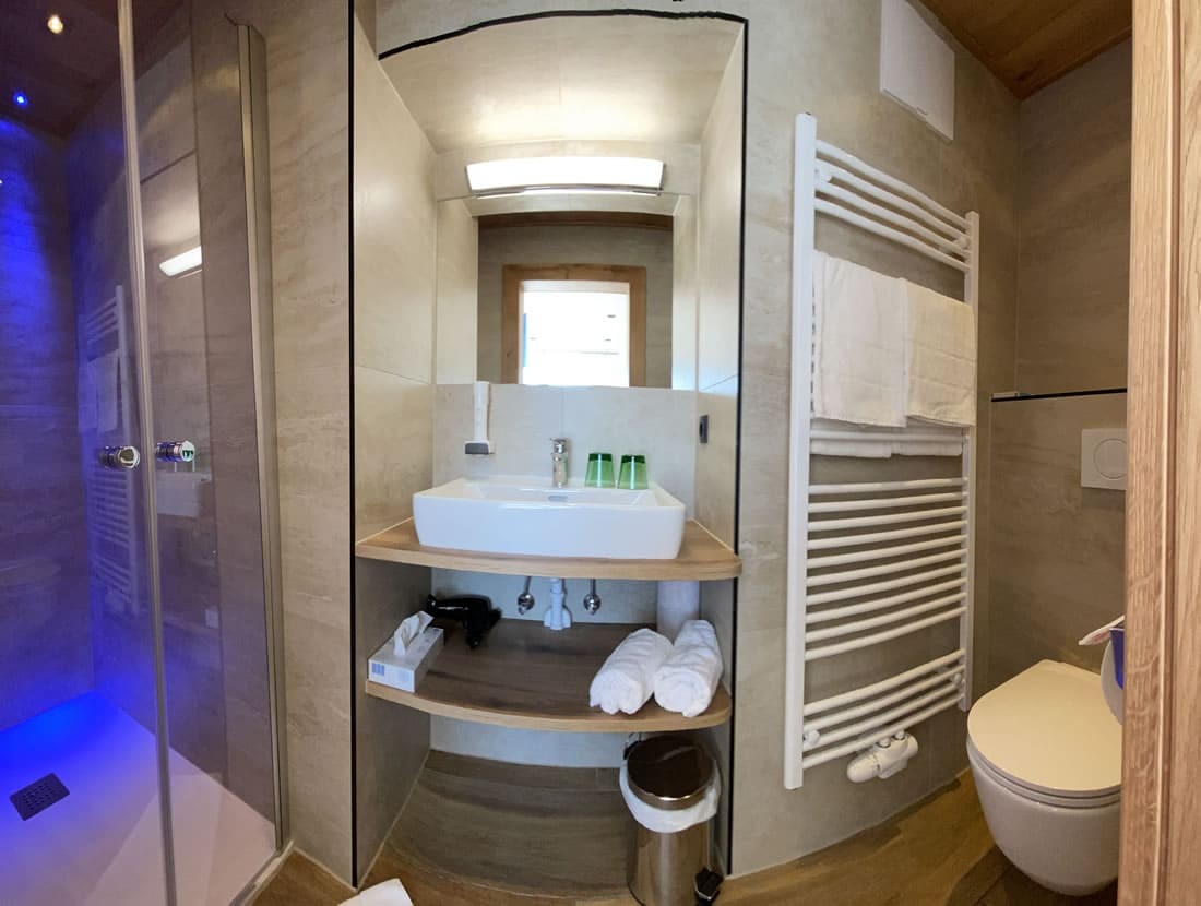 Badezimmer mit Dusche/WC