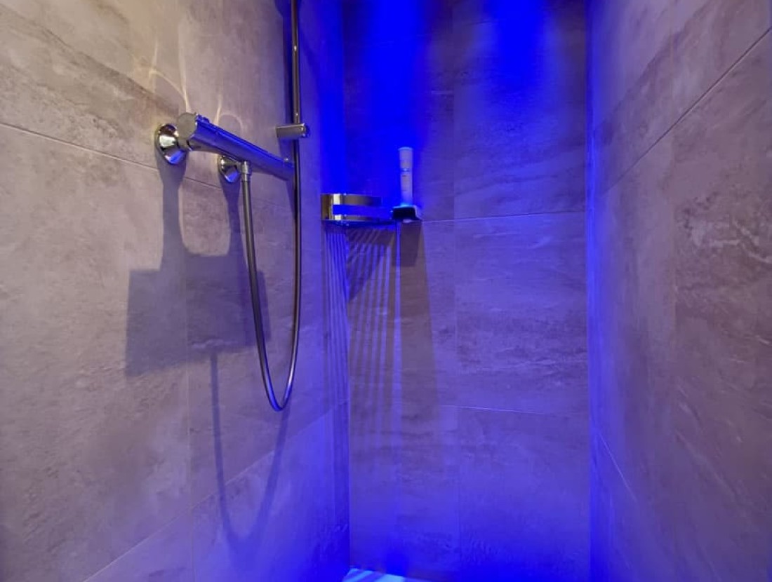 Badezimmer mit Dusche/WC