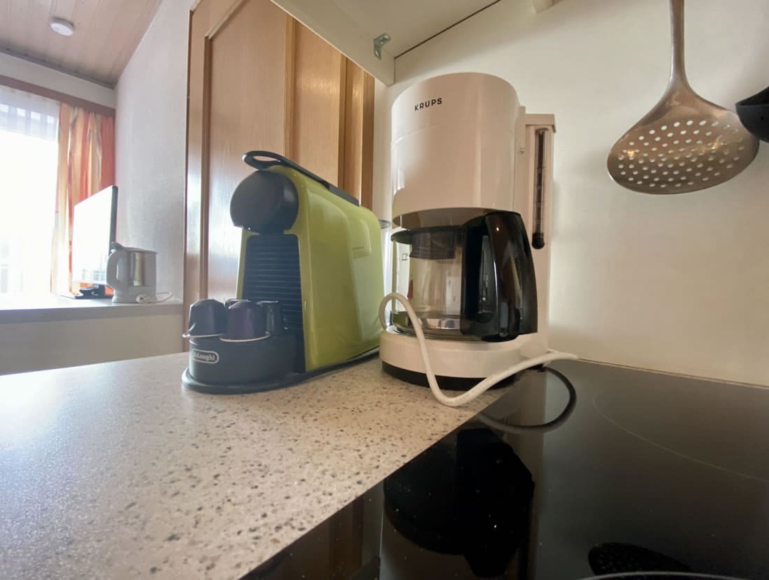 Küche mit Kaffee- und Nespressomaschine