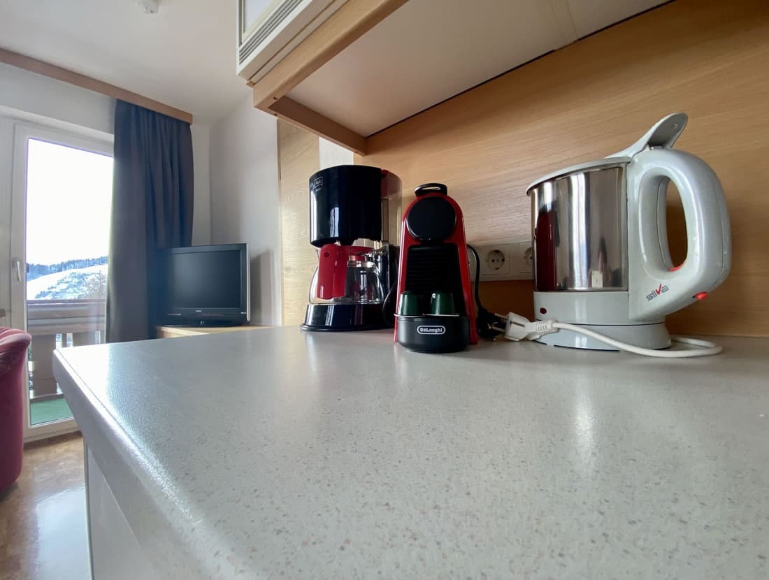 Küche mit Kaffee- und Nespressomaschine