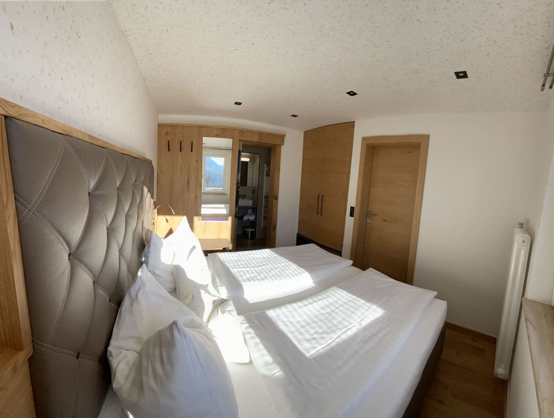 Schlafzimmer mit Doppelbett