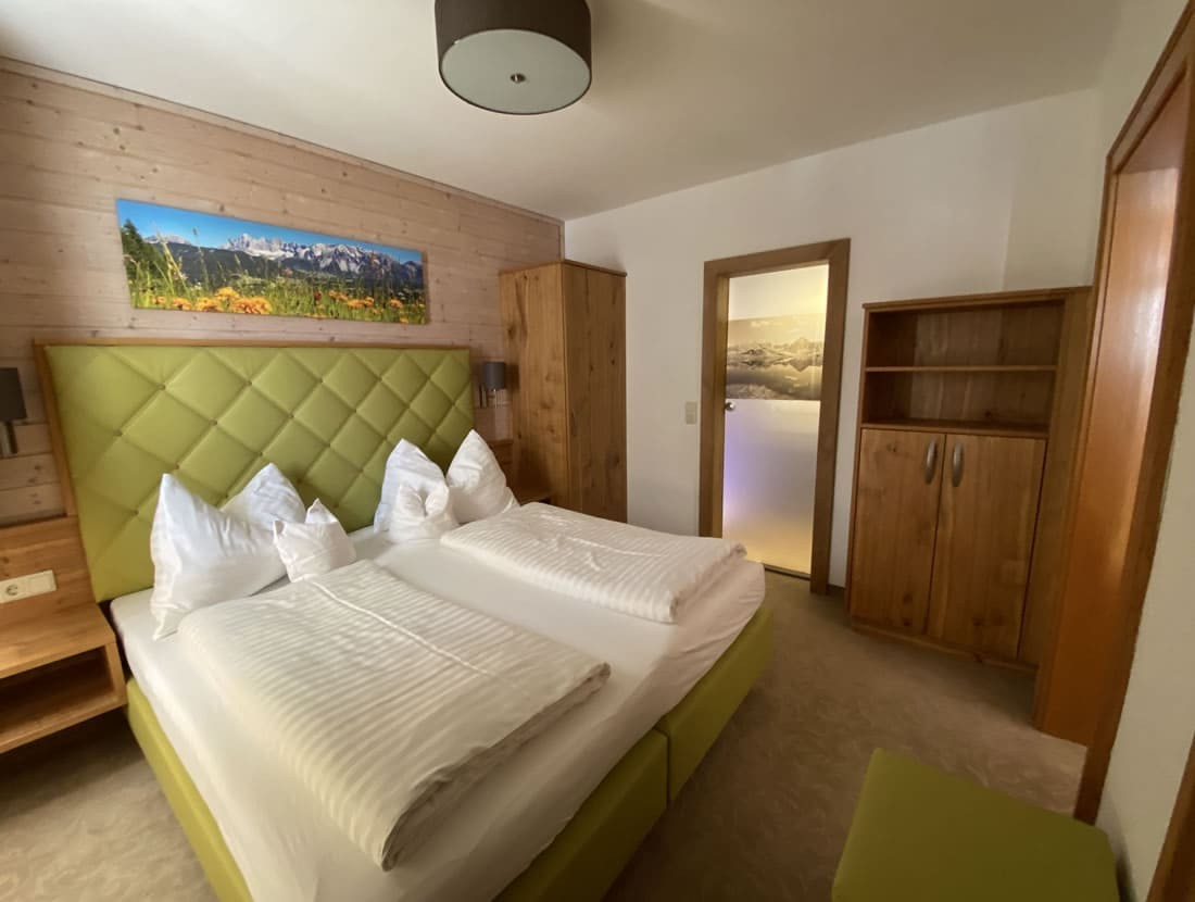 Schlafzimmer mit Doppelbett