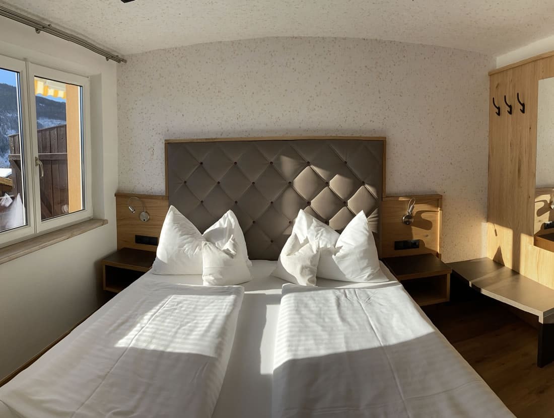 Schlafzimmer mit Doppelbett