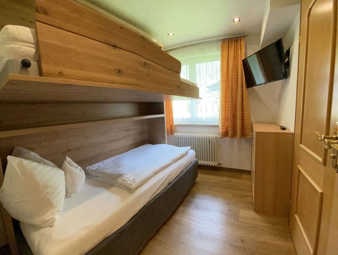 Kinderzimmer mit klappbarem Stockbett