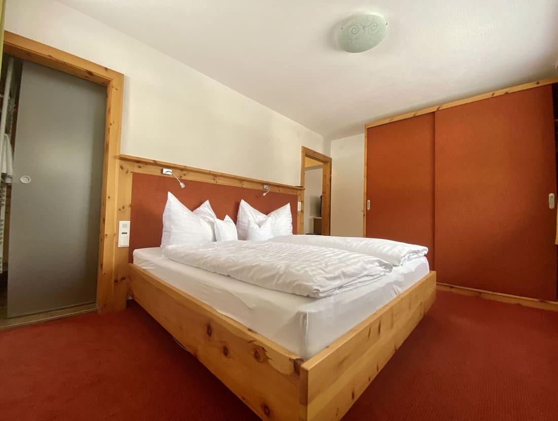 Schlafzimmer mit Doppelbett