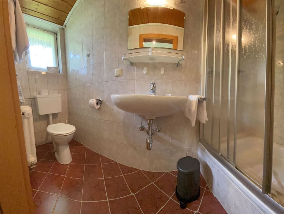 Badezimmer mit Dusche/WC