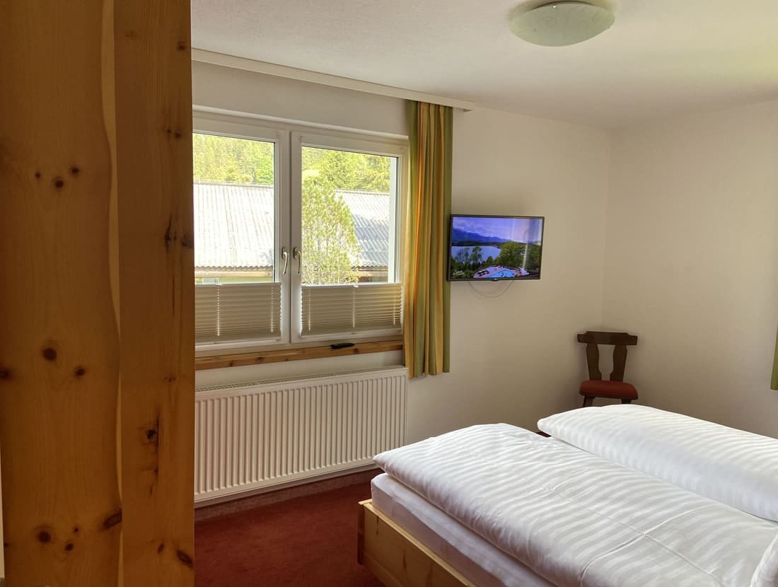 Schlafzimmer mit Doppelbett